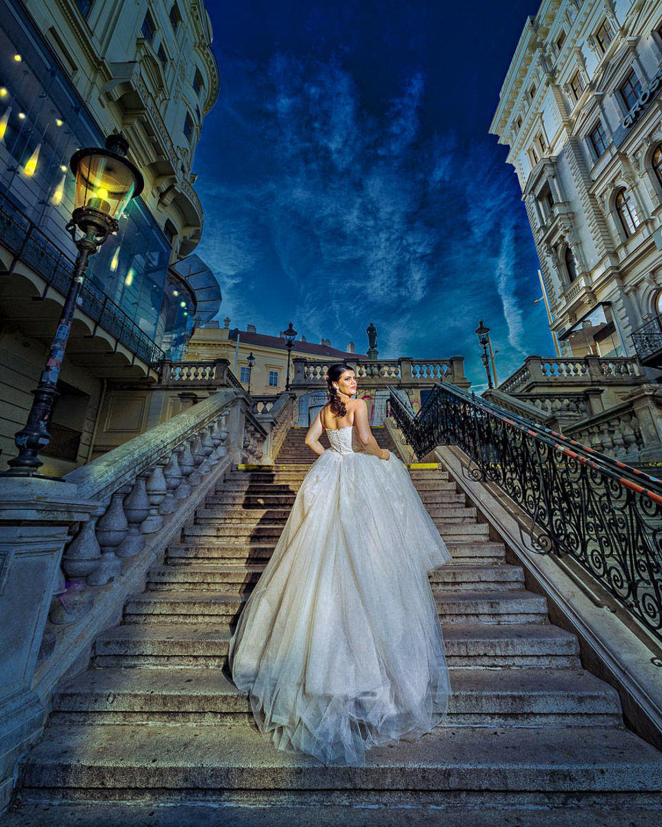 Hochzeitsfoto der Braut alleine auf der Rahlstiege in Wien bei Nacht, aufgenommen von Fotograf Alexandru Bialis in Österreich
