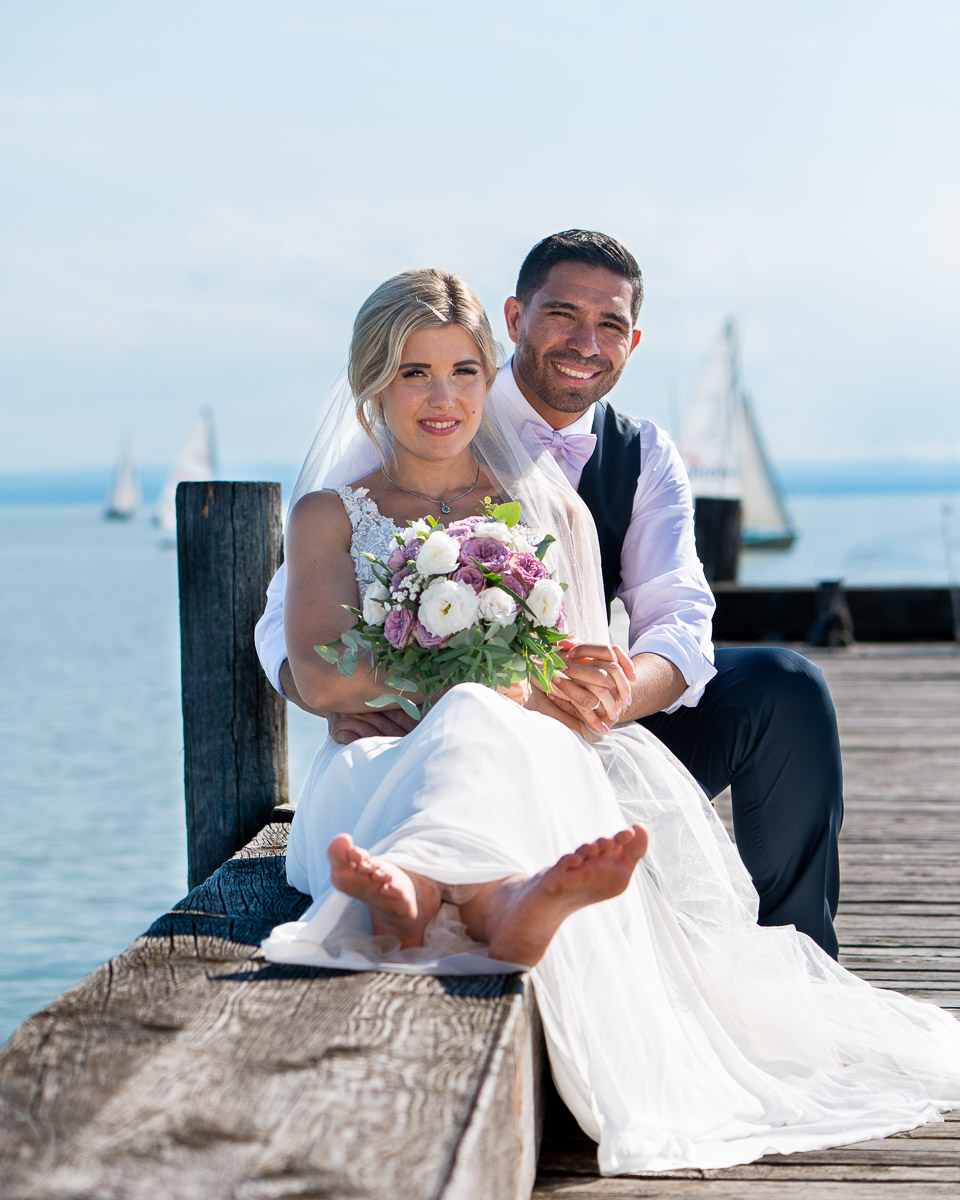 Hochzeitsfoto von Braut und Bräutigam am Neusiedler See in Österreich, aufgenommen auf dem Steg beim Mole West von Fotograf Alexandru Bialis