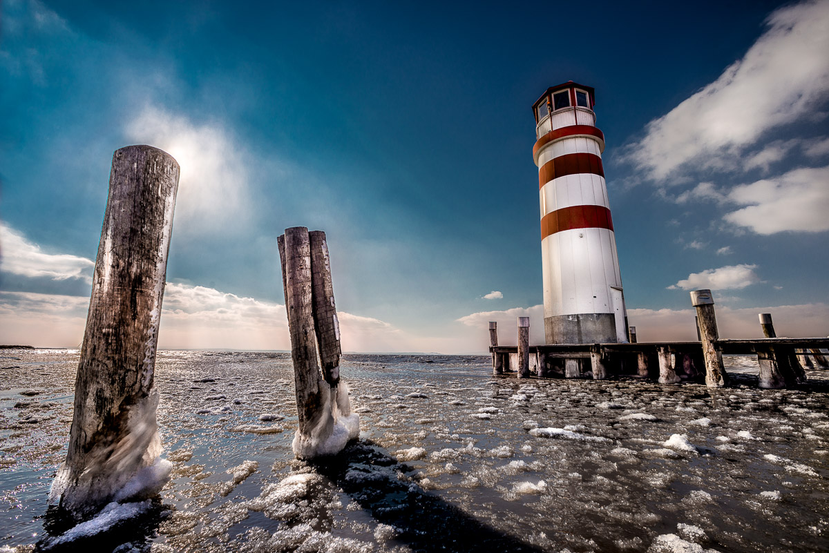 Winterliche Landschaftsfotografie des Leuchtturms Podersdorf am Neusiedler See – Alexandru Bialis, Berufsfotograf aus Burgenland