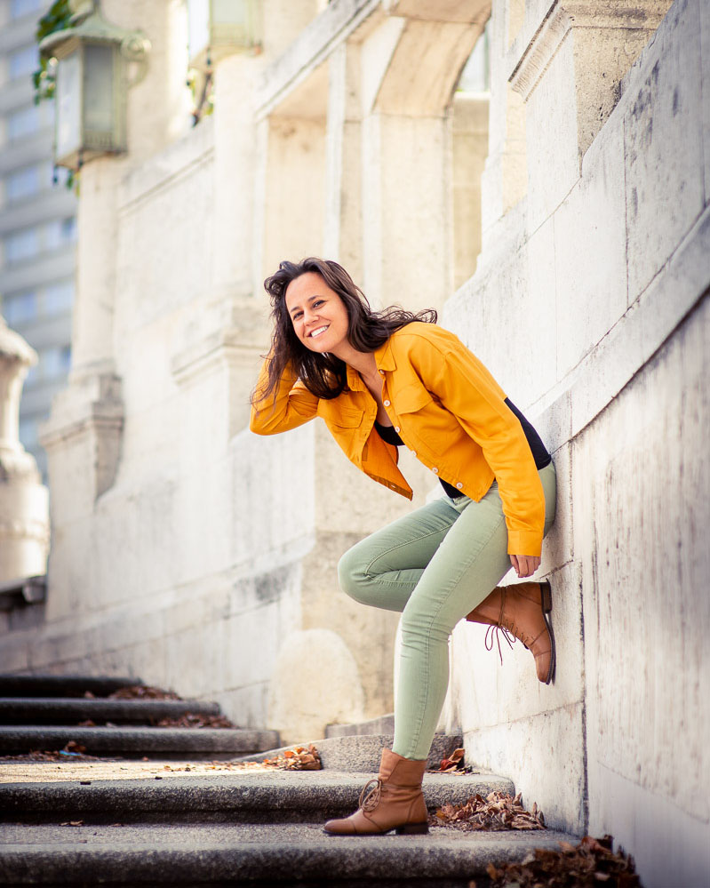 Outdoor Portrait einer Frau im Volkspark Wien, fotografiert von Alexandru Bialis. Natürliche Pose, fröhlich und lebendig, Lifestyle-Fotografie in Wien, Österreich
