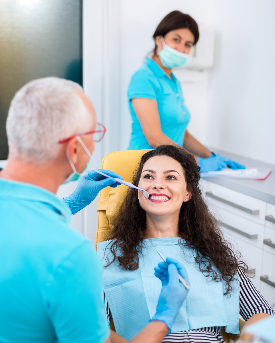 Professionelle Businessfotografie: Zahnärztliche Untersuchung – Patientin mit Arzt in der Praxis, fotografiert von Alexandru Bialis, Österreich
