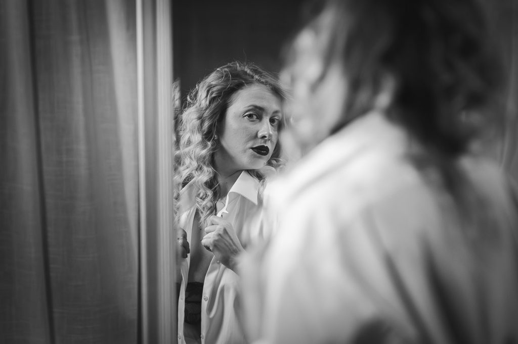 Schwarzweiß-Studioportrait: weibliche Formen im Spiegel – Eleganz und Vertrauen von Alexandru Bialis