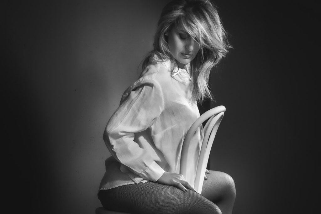 Schwarzweiß Studio-Portrait einer Frau mit weichem Seitenlicht