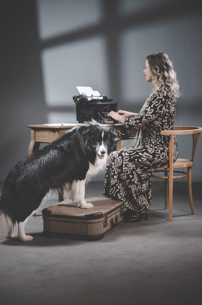 Vintage Studioaufnahme mit Hund im Fokus und Blick zur Kamera