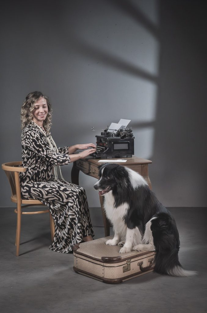 Vintage Studio-Porträt im Seitenprofil mit Frau und Hund in Purbach